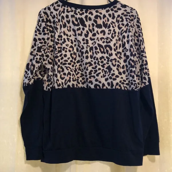 🔹4 for $30 C+D+M Navy and Leopard Lightweight Sweatshirt, size XL - Image 4