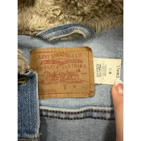 90s Levi's Sherpa Lined Denim Trucker Jacket -‎ Light Wash - Size Small - Image 2