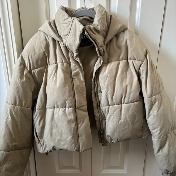 Zara Women's Beige Hooded Puffer Jacket - Image 2