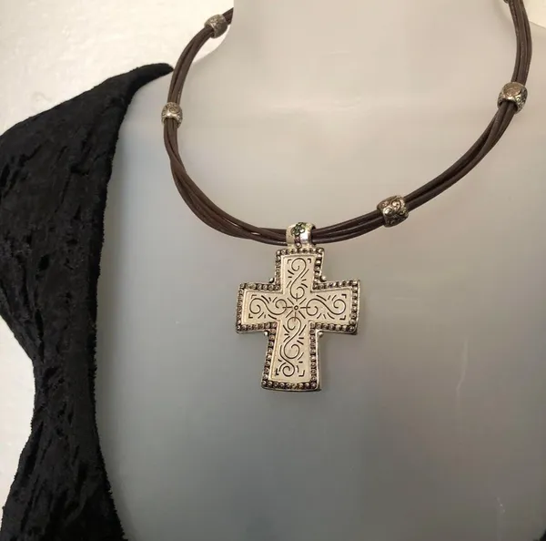 2000s y2k grunge whimsygoth Premier design engraved silver cross pendant necklace faux leather cord - Image 2