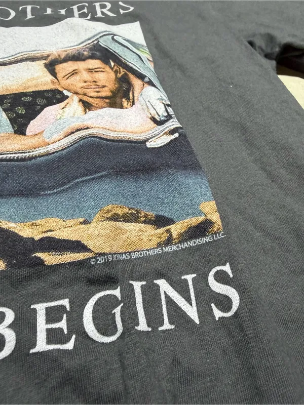 Jonas brothers Charcoal 'Happiness Begins' Graphic Tee large - Image 4