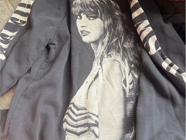 Taylor swift eras tour hoodie M - Image 12