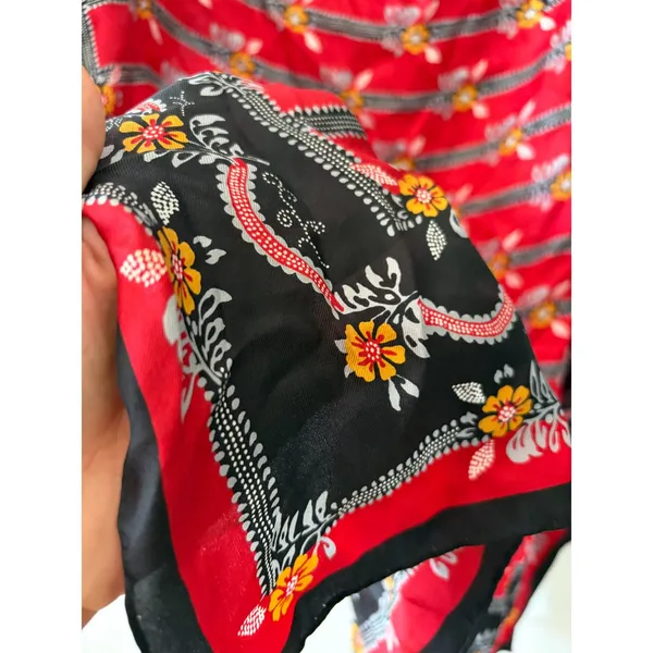 American Vintage VERA NEUMANN Vintage 60s 70s 100% Silk Red Black Floral Signed Square Scarf - Image 4