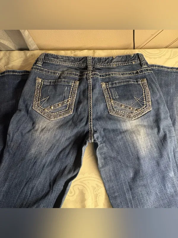 Rock & Republic Dark Blue Denim Jeans with Pink Embroidery - Image 9