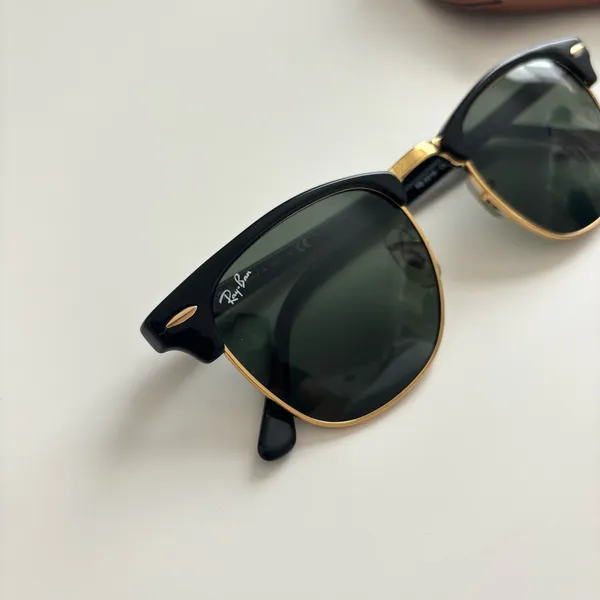 Ray-Ban Clubmaster Classic Polished Black on Gold 51-21 Sunglasses - Image 5