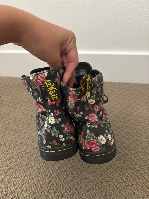 Dr. Martens Hackney 7-Eye Canvas Boot in Black Vintage Rose - Image 4