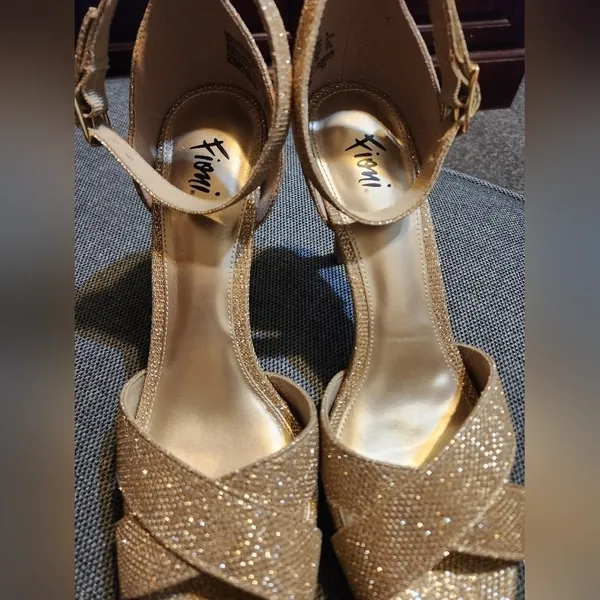 Gold Lavish heels measurements are pictured. - Image 7