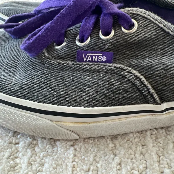 Vans Charcoal Gray tie up shoes w/ Purple laces & logo tag Women Sz 7 Men Sz 5.5 - Image 3