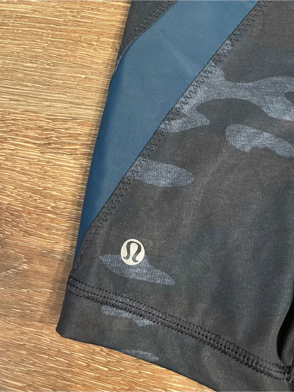 lululemon athletica Clip-In Short Camo Bike Shorts Size 4 - Image 5