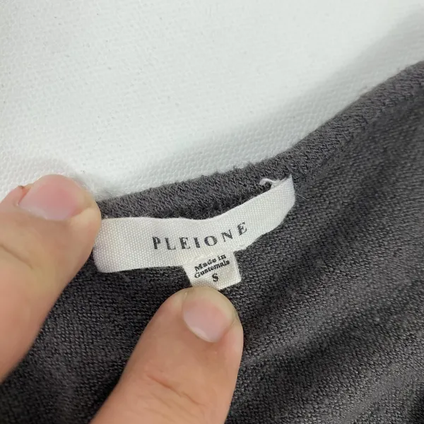Pleione‎ Shirt Women Small Gray V-Neck Ruched Cap Sleeve Soft Knit Anthropologie - Image 3