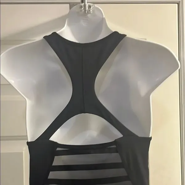 Lululemon Black Women's Racerback Tank Top Mesh Built-in Bra Size 6 - Image 6