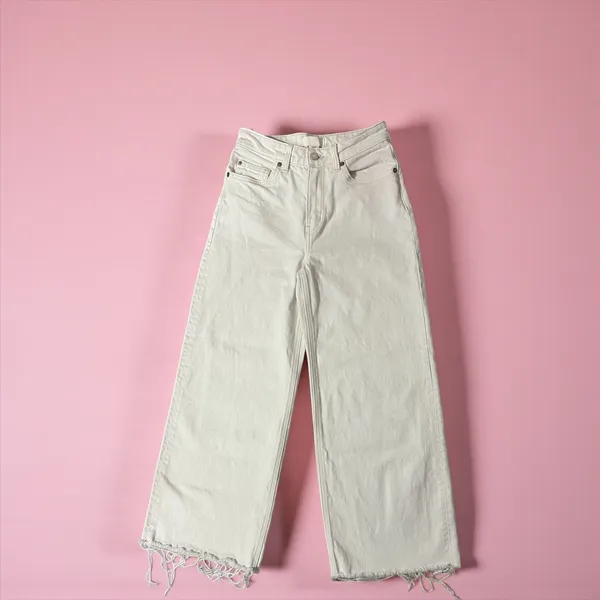 H & M Women's Wide Leg Crop‎ Jeans Cream Distressed Raw Hem Size 2 - Image 2
