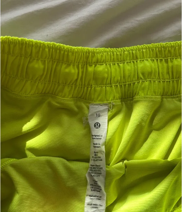 Lululemon Shorts Hotty Hot 2.5" Low-Rise - Image 3