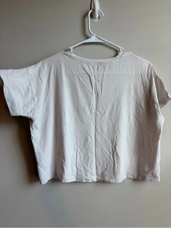 Women’s Lululemon cropped white t - Image 2