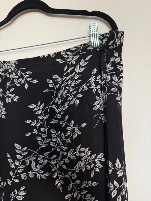 Vintage Romantic Black Floral Print Midi Skirt with Ruffle Hem - Image 2