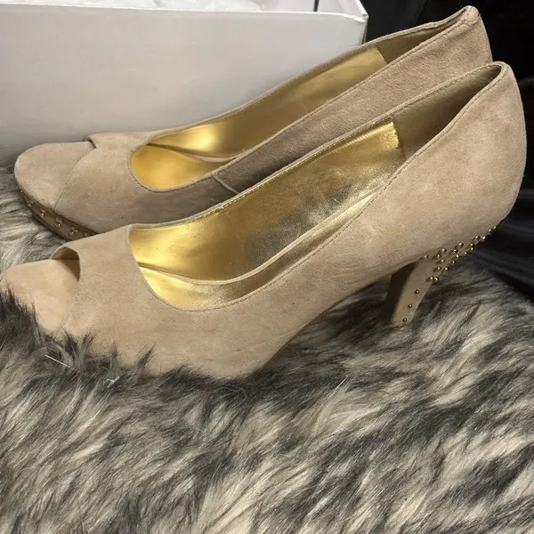 Nine West Studit Tan Suede Studded Peep Toe Platform Pumps Gold‎ Accents 8M - Image 5