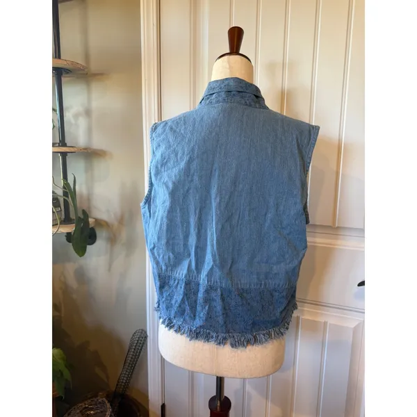 Two‎ Twenty Women Blue Denim Floral Embroidered Frayed Hem Vest Medium - Image 2