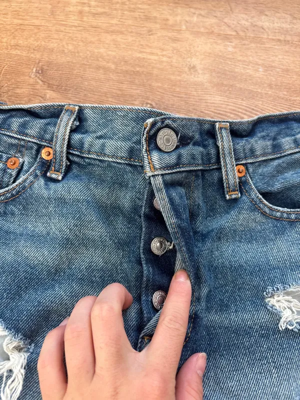 Levi’s Wedgie Jean Shorts 501 - Image 4
