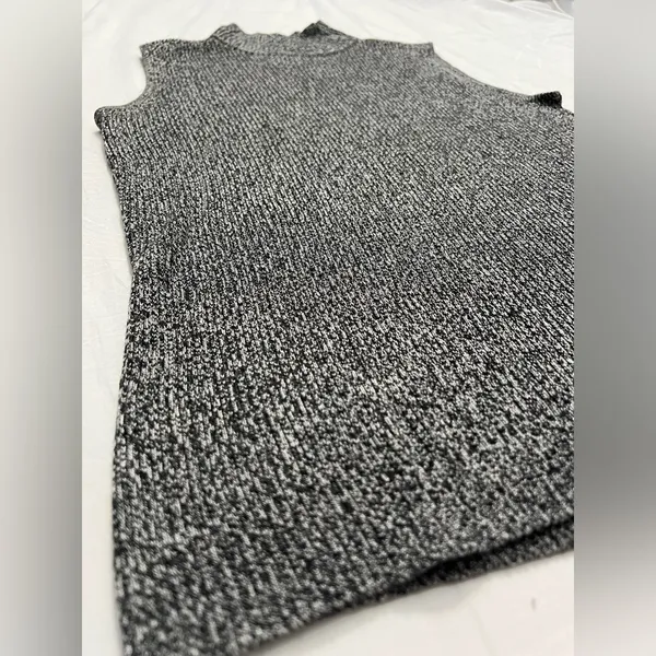 Dana Buchman Grey & Black Sleeveless Turtleneck Knit Top - Size L - Image 3