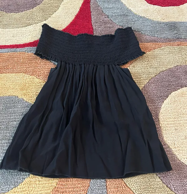 Brandy Melville Off The Shoulder Strapless Smocked Flowy Top Black One Size - Image 4