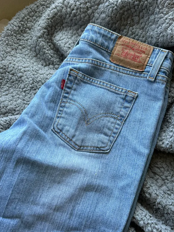 Levi’s Low-Rise Flare Jeans Size 7 - Image 2