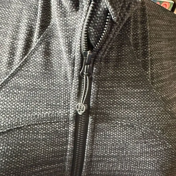 Lululemon Forme ll black & charcoal gray Athleisure fitted jacket - Image 4