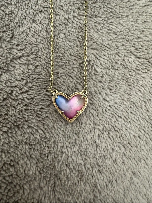 Kendra Scott Ari Heart Pendant Necklace features a unique watercolor in gold - Image 2