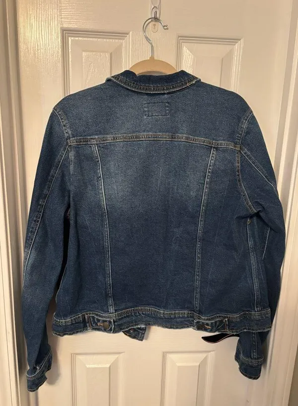 Universal Threads Oversized Dark Wash Jean Jack size large - Image 3