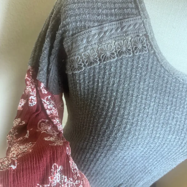 Knox Rose Grey Waffle Knit Boho Tunic Top Floral Lace Mixed Media Medium - Image 4