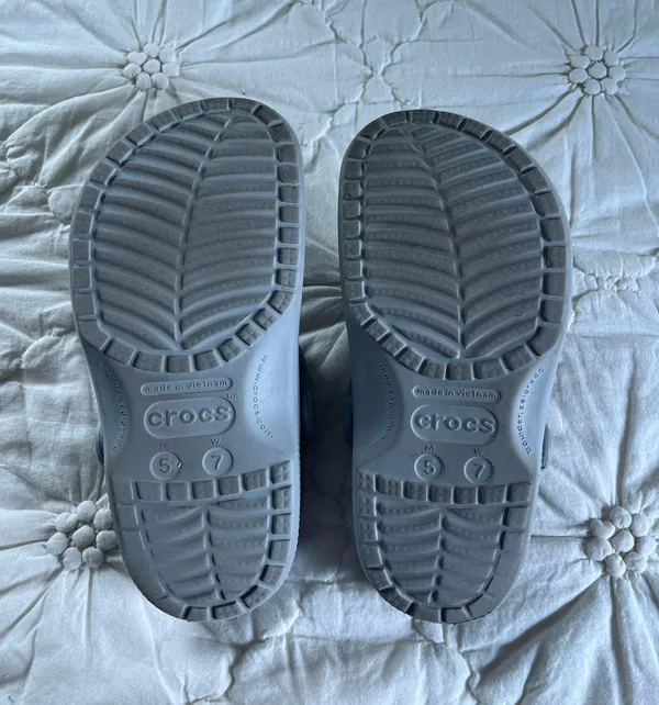 Gray crocs - Image 3