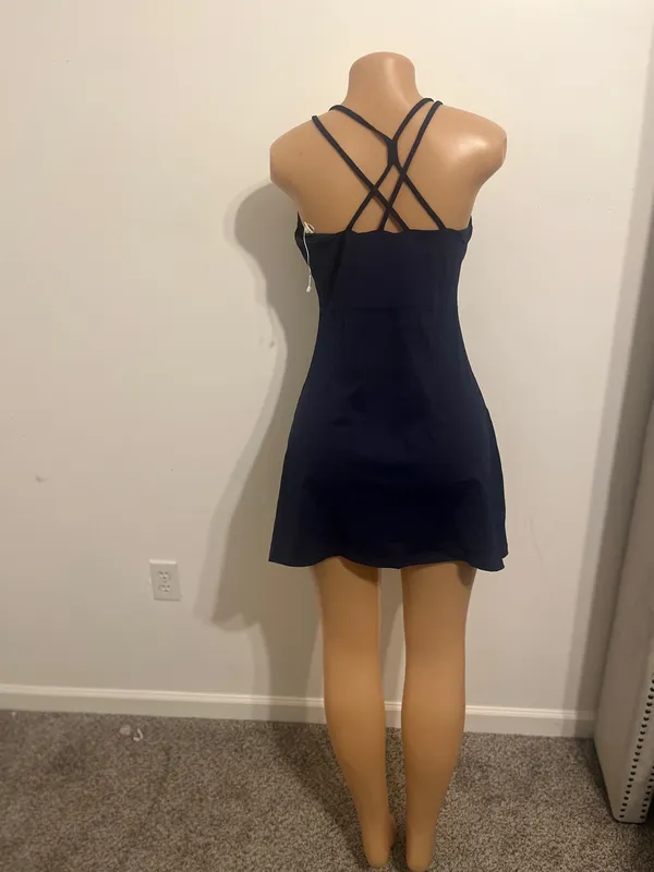 Chic sleeveless dress in a classic black color. Perfect for any occasion. - Image 5