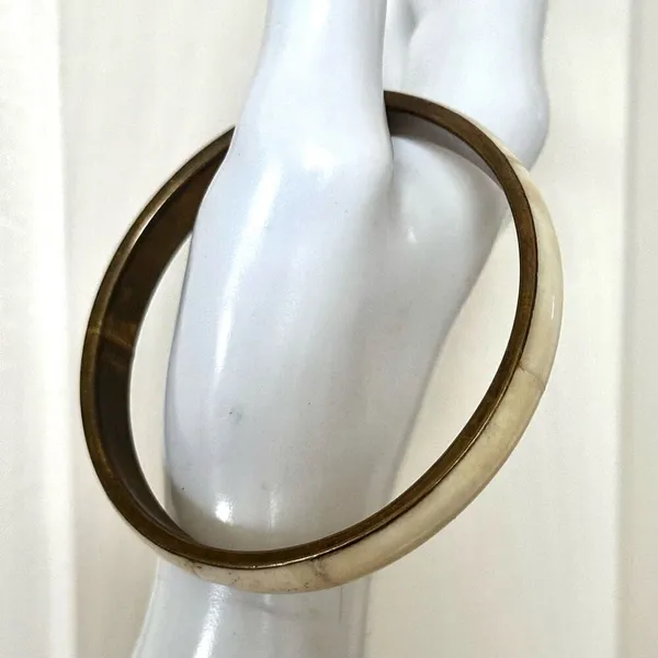 Brass mother of pearl vintage bangle bracelet - Image 7