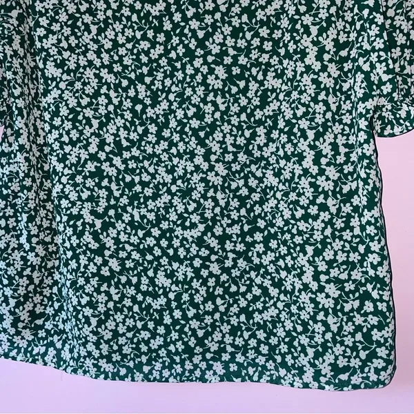 J. Crew Size M Green Ditsy Floral Top Short Sleeve Blouse - Image 8