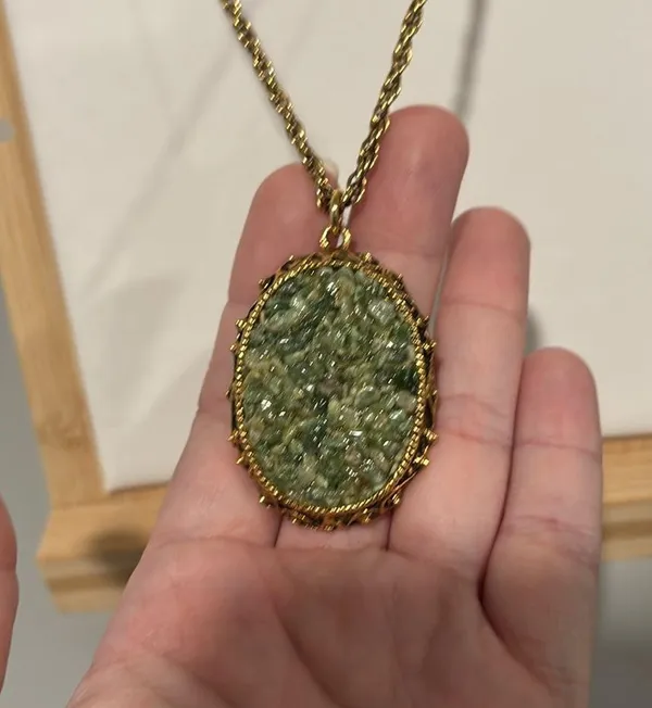 Vintage Gold Tone Green Stone Pendant Necklace - Image 3