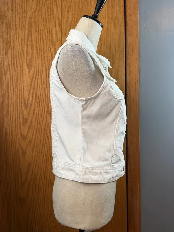 Mudd White Denim Crochet Lace Back Button Vest Size Medium 100% Cotton - Image 6