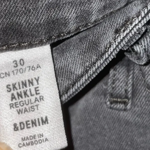 𝅺GRAY Skinny Jeans Size 30 - Image 4