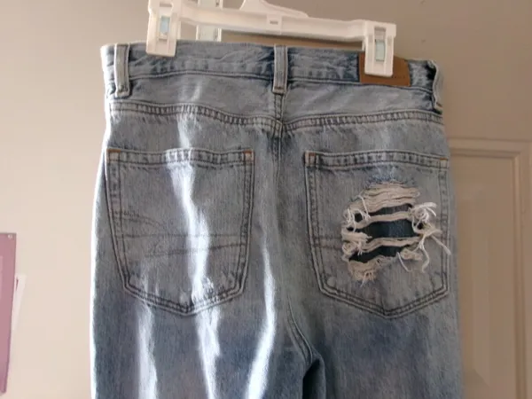 American Eagle Outfitters mom jean ripped distressed denim in light wash blue size 2. - Image 6