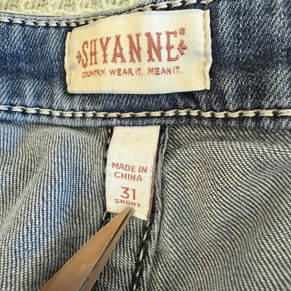 Shyanne Bootcut Flare Jeans Womens 31 Short Embroidered Pockets Western Cowgirl - Image 4