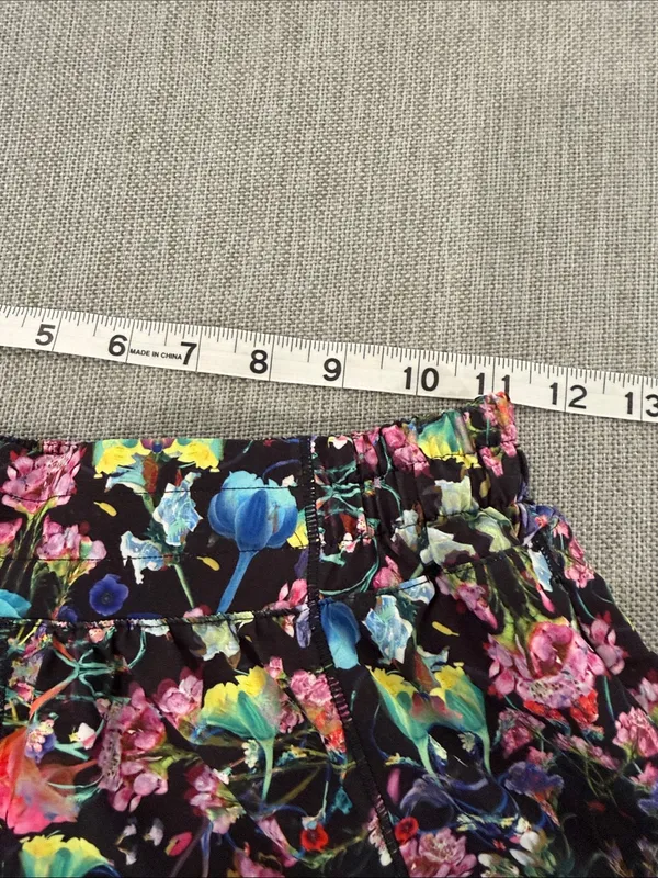Lululemon athletic shorts hotty hot style in flowerscape pattern size 6 - Image 8