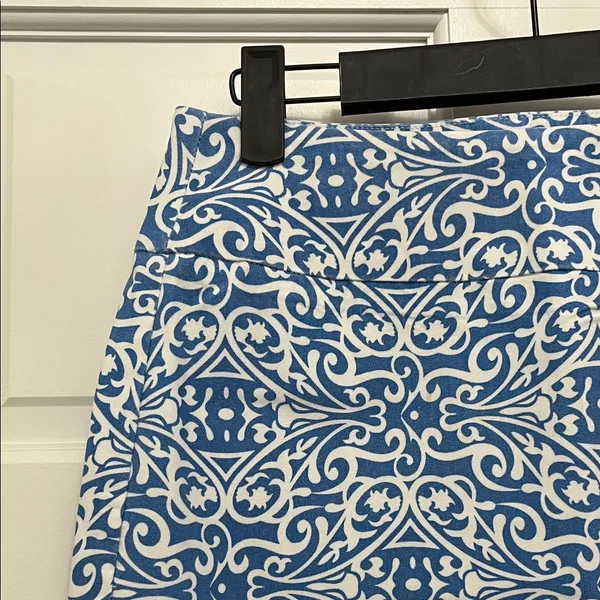 Lulu-B Stylish Blue and White Swirl Patterned Mini Skirt - Size 2 - Image 3