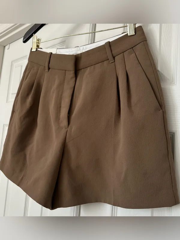 Aritzia The Effortless Short Mid-Thigh Crepette folio taupe brown size 8 - Image 6