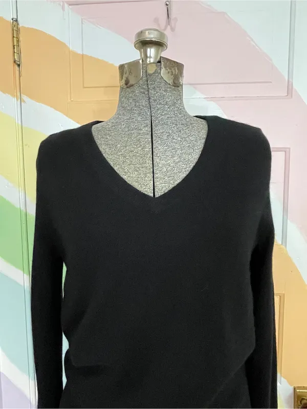 Quince 100% Mongolian Cashmere Black V-Neck Sweater Sz S 🧡🎀 - Image 4