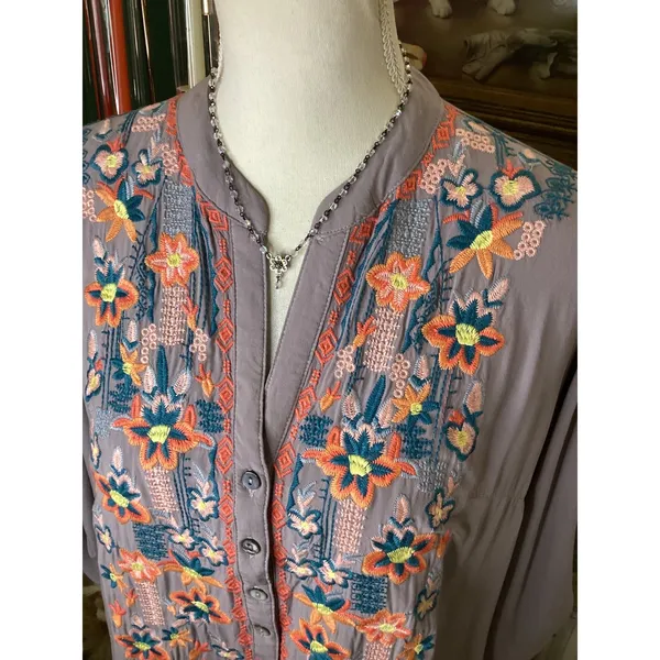 Luna Moon Womens Gray Embroidered Floral‎ Tunic Blouse Roll Tab Sleeve Medium - Image 2