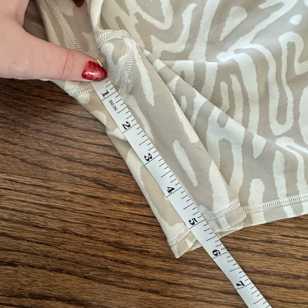 Vuori Maze Jacquard Bike Shorts and Bra Set Taupe and Cream Swirl Patterned XL - Image 8