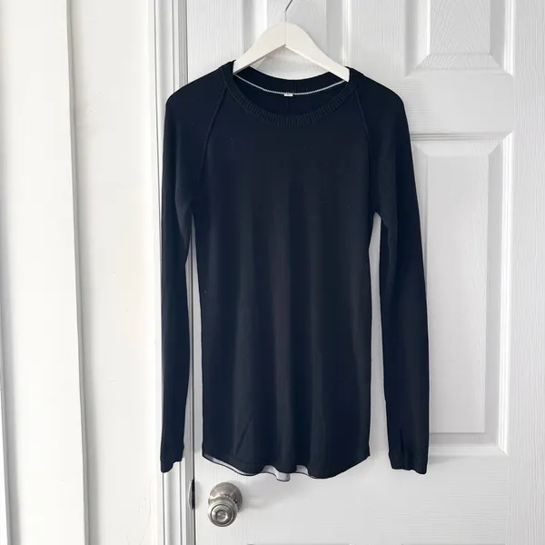 Lululemon Black Sunshine Coast Be Bold Long Sleeve Fitted Sweater M/L Thumbholes - Image 2