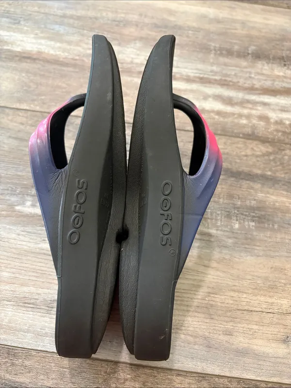 OOFOS Pink Ombre Metallic Flip Flops size 6 - Image 5