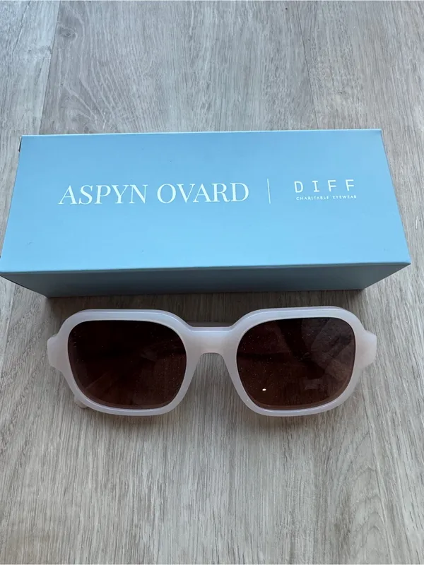 DIFF x Aspyn Ovard Lola Milky Blush Brown Gradient Sunglasses - Image 4