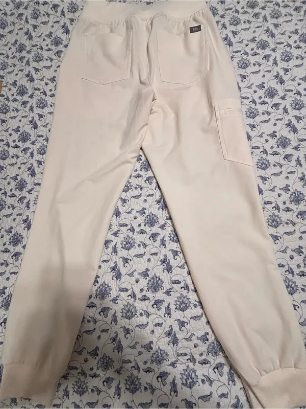 FIGS Zamora Ivory joggers elastic waist drawstring women’s size SMALL - Image 3