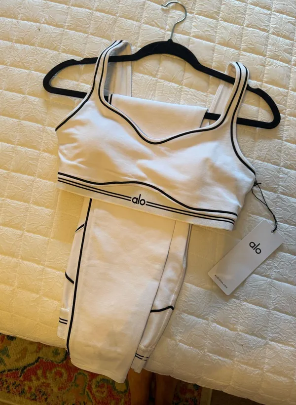 Alo Set Yoga Airbrush Heart Throb leggings and bra - Image 3