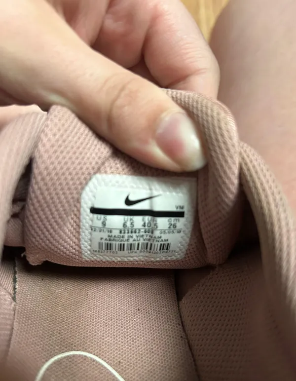 Nike Air Tennis Shoes - Image 4